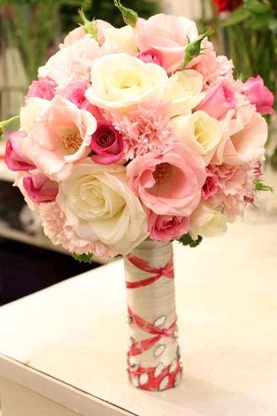 Hoa cầm tay hồng duyên dáng Màu kết hợp